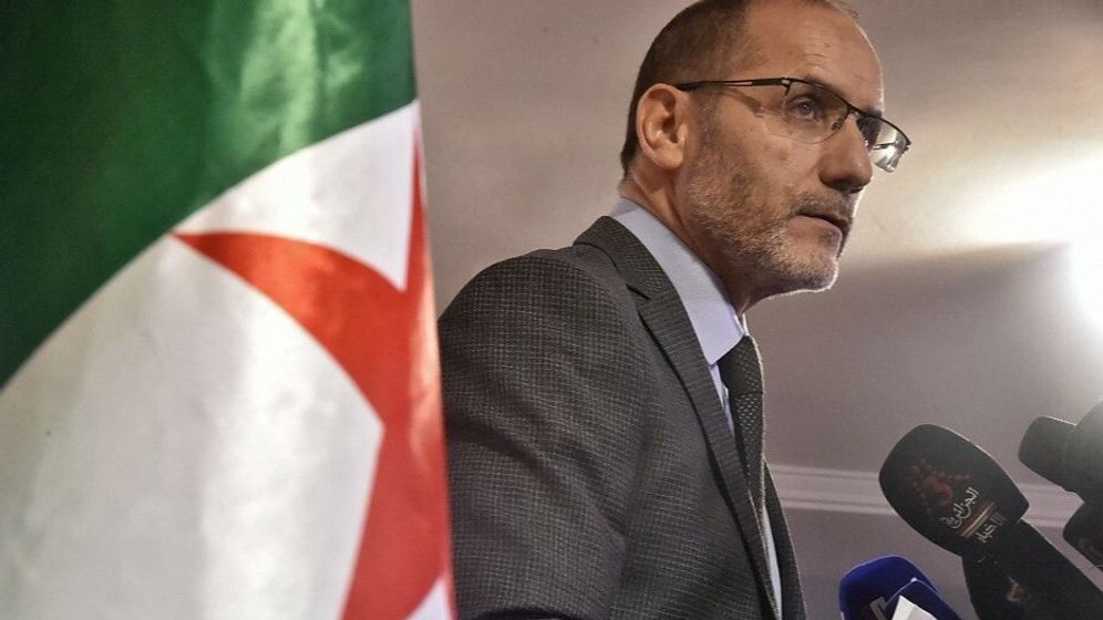 زعيم حزب حركة مجتمع السلم الإسلامي الجزائري عبد الرزاق مقري يعقد مؤتمرا صحفيا بمقر الحزب بالعاصمة الجزائر في 16 يونيو 2021.