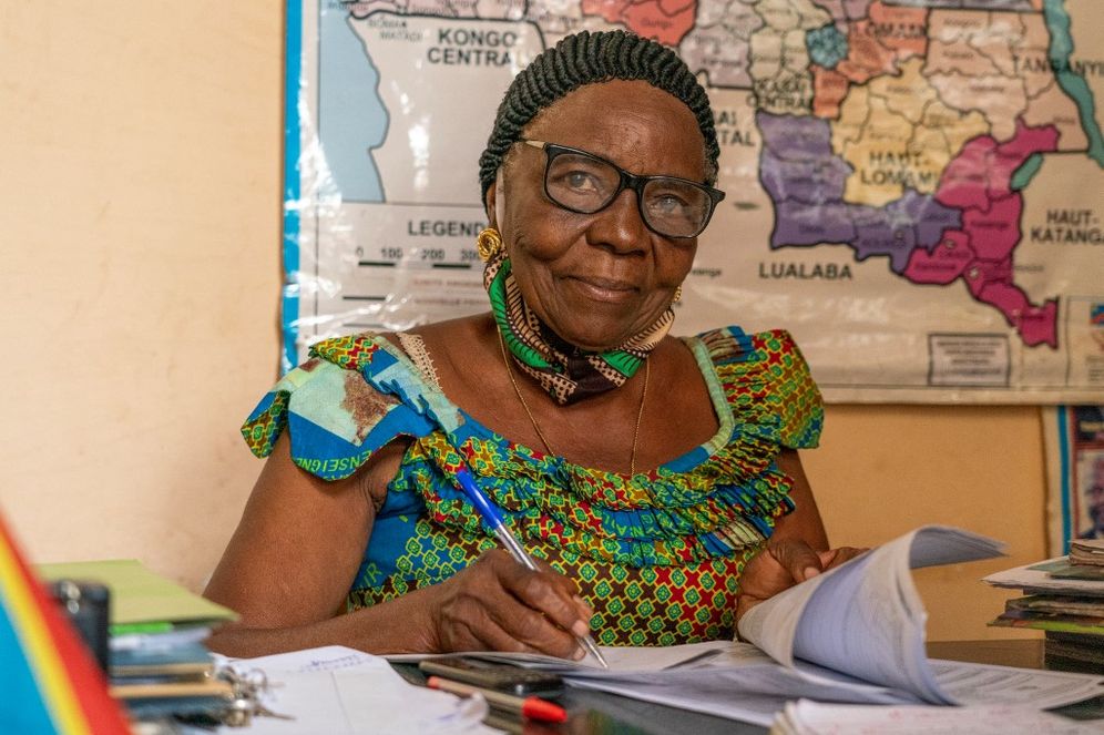 Françoise Yumba, directrice de l'école primaire de Kibalamite depuis 1975 dans son bureau, à Lubumbashi au Congo