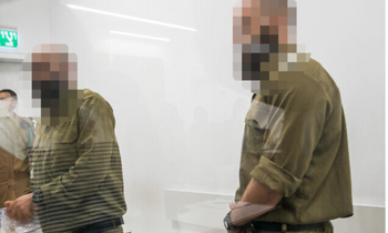 Des soldats de réserve de Tsahal soupçonnés d'avoir abusé sexuellement un détenu palestinien au centre de détention de Sde Teiman assistent à une audience au tribunal militaire de Beit Lid, le 6 août 2024.