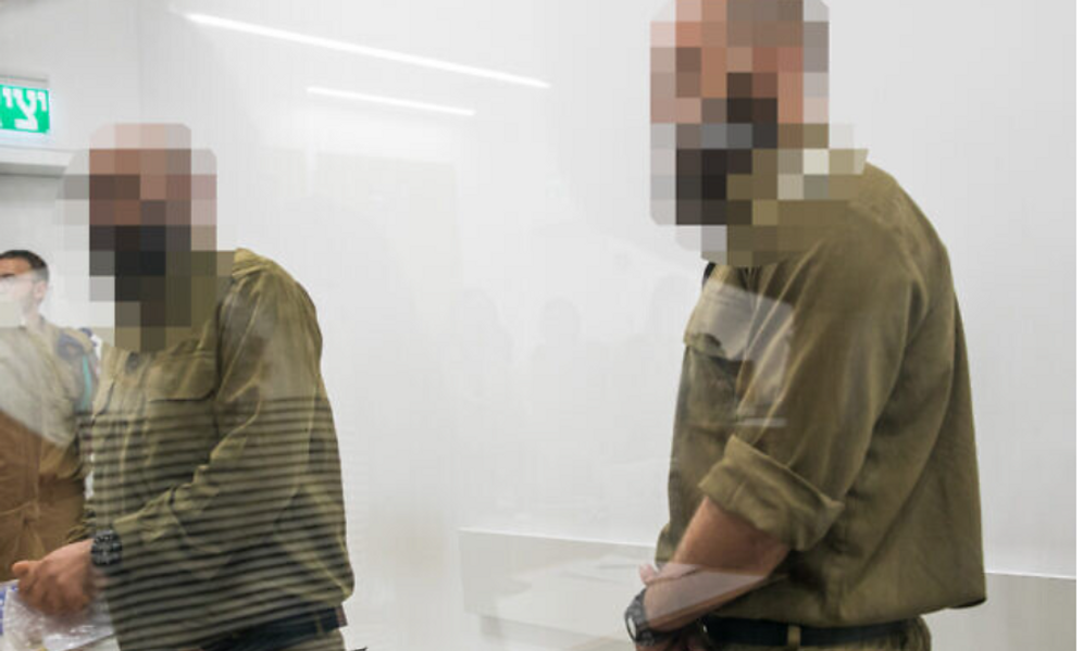 Miriam Alster/FLASH90 Des soldats de réserve de Tsahal soupçonnés d'avoir abusé sexuellement un détenu palestinien au centre de détention de Sde Teiman assistent à une audience au tribunal militaire de Beit Lid, le 6 août 2024.