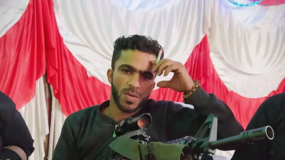 (Crédit photo : capture d’écran/Facebook) Abu Wadei posant avec une carabine M4, sur le compte Facebook @Abo Wadie Alkassas.