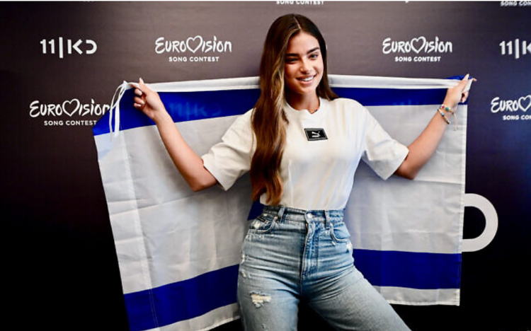 La chanteuse Noa Kirel lors d'une conférence de presse à Tel-Aviv le 10 août 2022, annonçant sa participation au Concours Eurovision de la chanson 2023.
