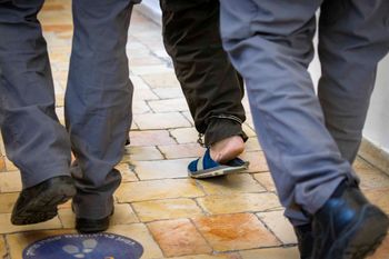 עצור מובל באזיקים בבית משפט, ארכיון