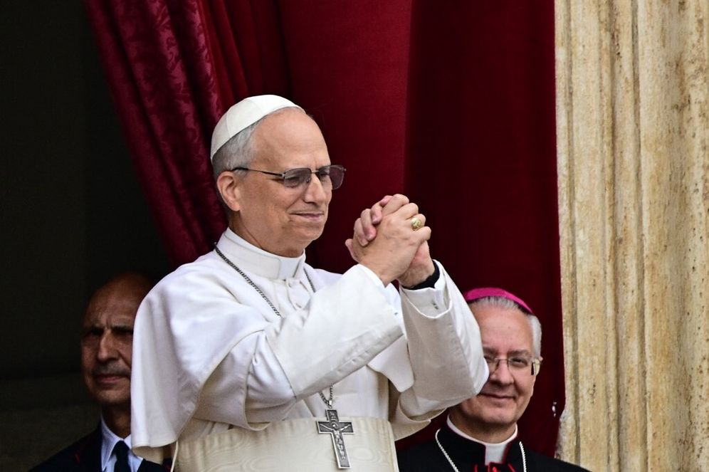 Le pape Léon XIV fait un geste après avoir prononcé la prière du Regina Caeli depuis la loggia centrale de la basilique Saint-Pierre au Vatican, le 11 mai 2025.