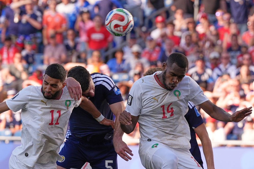 يحاول غرانت هانلي، لاعب منتخب اسكتلندا، في الوسط، توجيه الكرة برأسه تحت ضغط من إسماعيل صيباري، لاعب منتخب المغرب، وزميله في المنتخب المغربي عيسى ديوب، خلال مباراة كرة القدم ضمن المجموعة الثالثة من كأس العالم بين اسكتلندا والمغرب في فوكسبورو، ماساتشوستس، بالقرب من بوسطن، يوم الجمعة 19 يونيو 2026.