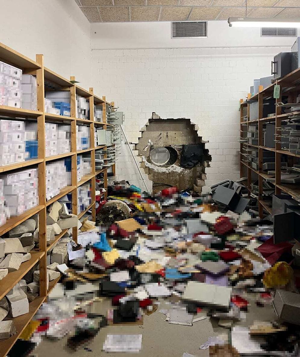 Le trou percé par les cambrioleurs dans la banque Sparkasse à Gelsenkirchen, en Allemagne