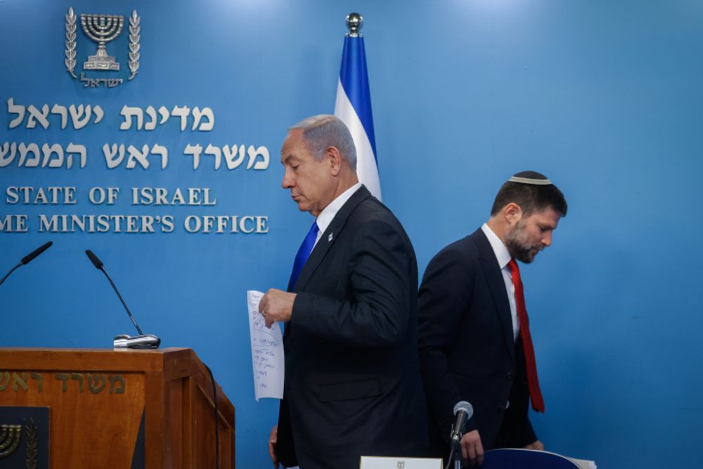 Le Premier ministre israélien Benjamin Netanyahu donne une conférence de presse avec le ministre des Finances Bezalel Smotrich au bureau du Premier ministre à Jérusalem.