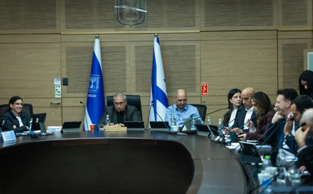 Le député Hanoch Milwidsky dirige une réunion de la commission des Finances à la Knesset pendant la guerre avec l’Iran et le Hezbollah, le 15 mars 2026.