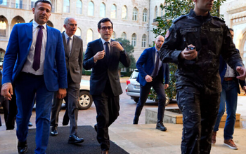 Le ministre français des Affaires étrangères, Stéphane Sejourne, au centre, arrive pour rencontrer le Premier ministre intérimaire libanais, Najib Mikati, à Beyrouth, au Liban, le mardi 6 février 2024.