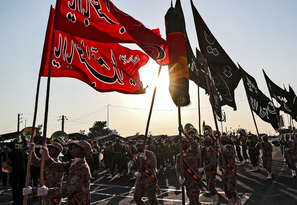 Des membres du Corps des gardiens de la révolution islamique d'Iran (IRGC) défilent lors du défilé militaire annuel de la "Semaine de la défense sacrée"