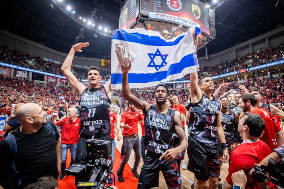 Les joueurs de l'Hapoel Jérusalem après leur victoire face à l’AEK Athènes en quart de finale de la Ligue des champions de Basket