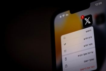 טלפון חכם עם לוגו X, ארכיון