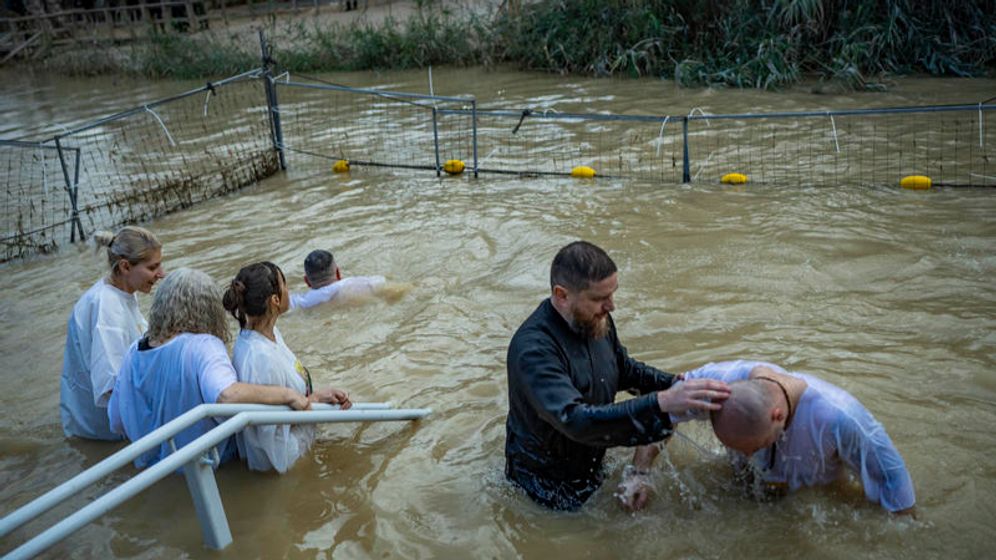 Erik Marmor/Flash90 Des fidèles chrétiens se font baptiser sur le site du baptême de Jésus dans le Jourdain
