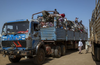 Un long camion chargé d'effets personnels de familles déplacées attend de quitter le poste frontière de Joda-Wunthow, dans le comté de Renk, au Haut-Nil, au Soudan du Sud, le 15 novembre 2025

