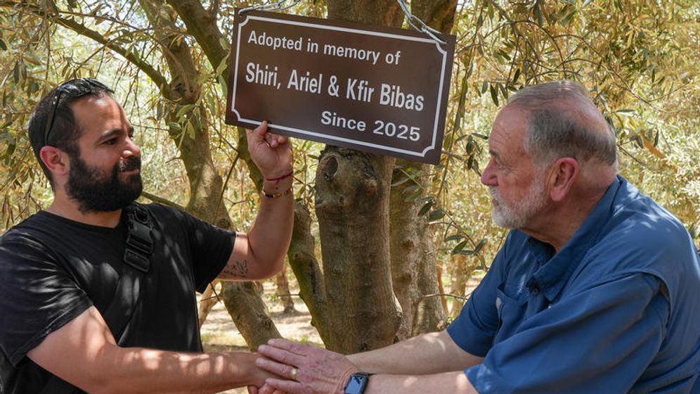 Ayal Margolin/Flash90 L’ambassadeur des États-Unis en Israël, Mike Huckabee, rend hommage à Shiri, Ariel et Kfir Bibas, au moshav HaYogev, dans le nord d'Israël, le 09.07.2026