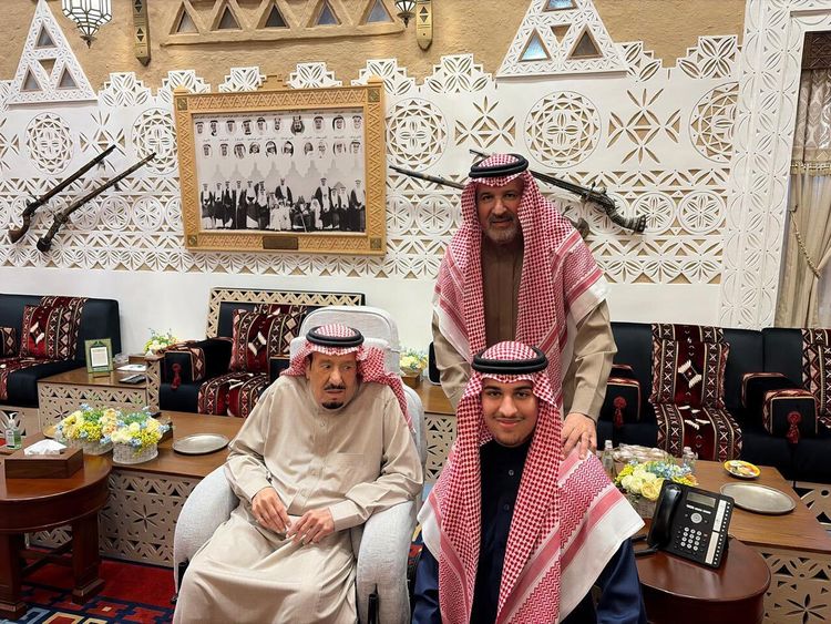 العاهل السعودي الملك سلمان بن عبد العزيز وابنه  الأمير فيصل بن سلمان وحفيده الأمير أحمد بن فيصل بن سلمان