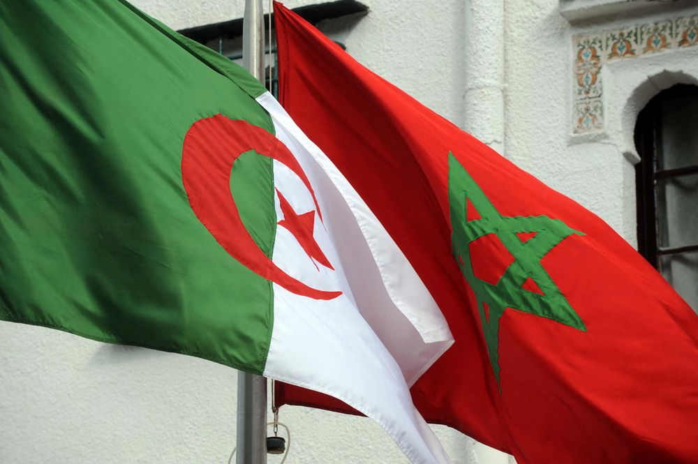 Les drapeaux de l'Algérie et du Maroc hissés côte à côte lorsque le président algérien avait accueilli le ministre marocain des Affaires étrangères le 24 janvier 2012 à Alger