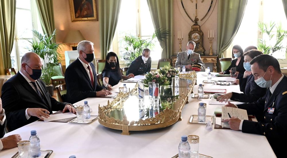 Le ministre israélien de la Défense et la ministre française des Armées, Florence Parly à Paris, le 28 juillet 2021