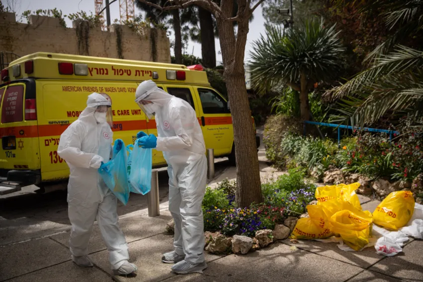 Des employés du Magen David Adom aux abords de la maison de retraite Migdal Nofim à Jérusalem le 27 mars 2020