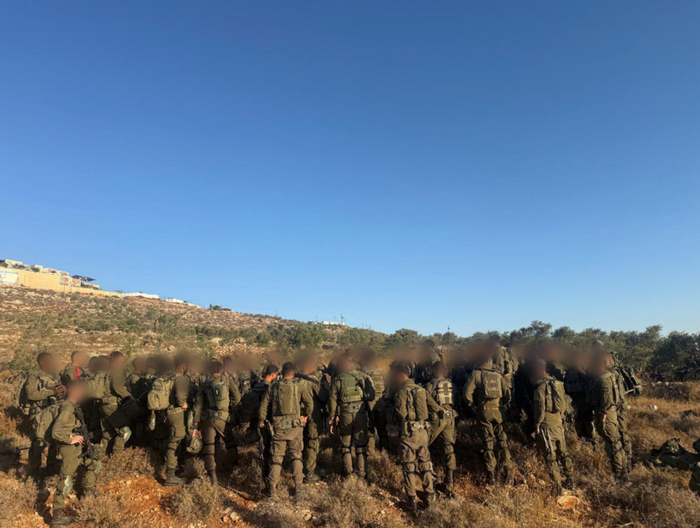 IDF جنود جولاني ينتسرون في الضفة الغربية