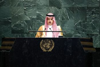 وزير الخارجية السعودي الأمير فيصل بن فرحان آل سعود يلقي كلمة أمام الجمعية العامة للأمم المتحدة في مقر الأمم المتحدة في مدينة نيويورك في 27 سبتمبر 2025.