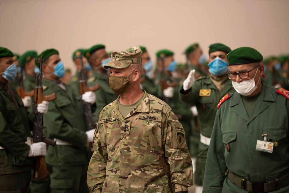 الجنرال المغربي بلخير الفاروق،والجنرال كريستوفر كافولي، قائد جيش الولايات المتحدة في أوروبا وأفريقيا، حضور تمرين الأسد الأفريقي العسكري في مجمع جرير اللبوحي بجنوب المغرب، الأربعاء 9 يونيو 2021.