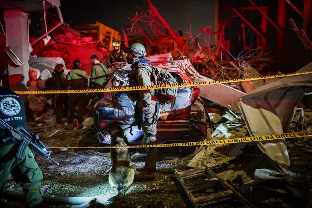 Les forces de sécurité et de secours israéliennes sur les lieux où un missile balistique tiré depuis l'Iran a frappé à Bat Yam, le 15 juin 2025