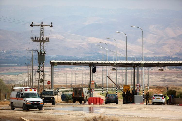 An Israeli soldier stands at the entrance to the Allenby border crossing, the main border crossing for Palestinians from the West Bank traveling to neighboring Jordan and beyond, March 10, 2014.