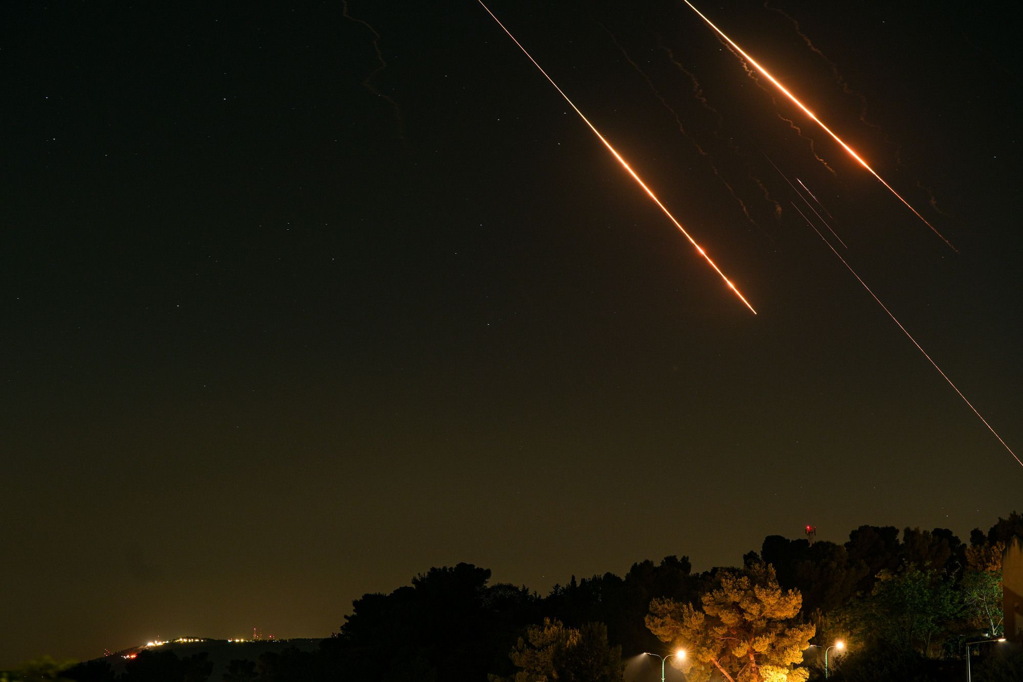 إطلاق حوالي 80 صاروخا في وقت واحد: كيف يعمل الصاروخ العنقودي الإيراني؟