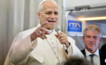 Le pape Léon XIV s'adresse aux journalistes à bord d'un vol à destination de Rome à la fin de son voyage en Turquie et au Liban, le 2 décembre 2025.