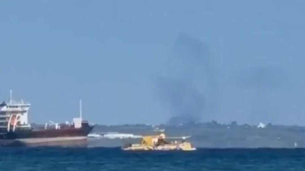 De la fumée s'élève après une attaque iranienne près de la base aérienne britannique d'Akrotiri, à Chypre