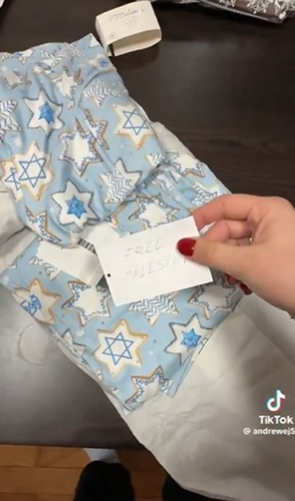 פתק "לשחרר את פלסטין" בחבילת בגדים