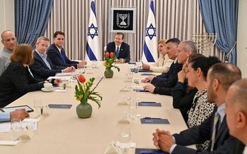 e président Isaac Herzog accueille des délégations du Likoud, de Yesh Atid et de l'Unité nationale pour des négociations sur la réforme du système judiciaire dans sa résidence à Jérusalem, le 28 mars 2023.