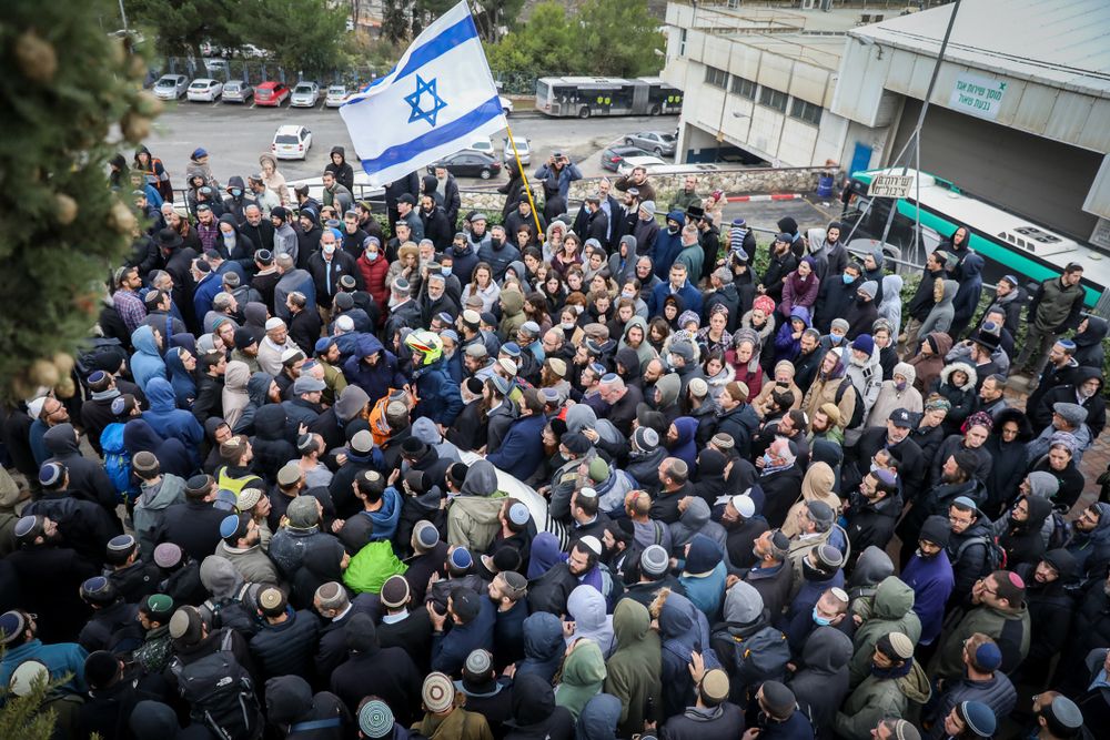 Des centaines de personnes aux funérailles de Yehuda Dimentman à Jérusalem le 17 décembre 2021