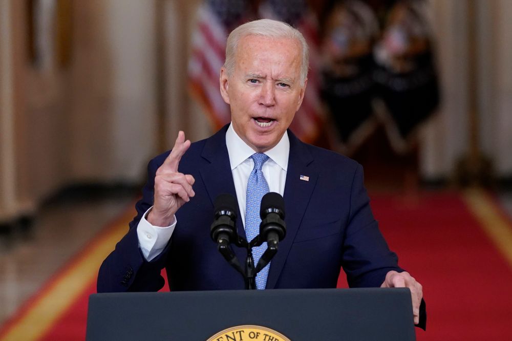 Le président américain Joe Biden parle de la fin de la guerre en Afghanistan depuis la salle à manger d'État de la Maison Blanche, le 31 août 2021, à Washington.