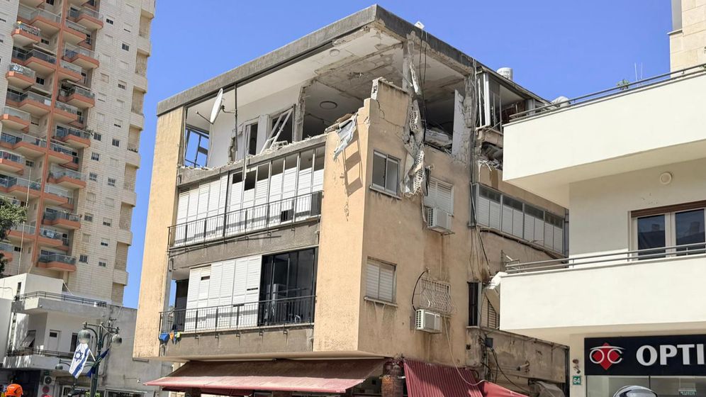 According to the Israeli copyright law 27A Impact de missile iranien à Ramat Gan, le 06.04.2026