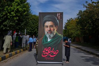 AP Photo/Anjum Naveed لافتة عليها صورة مجتبى خامنئي