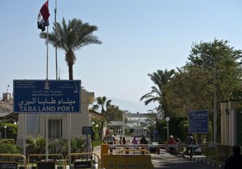سياح  يغادرون مصر عبر معبر ميناء طابا البري في 18 فبراير، 2014،