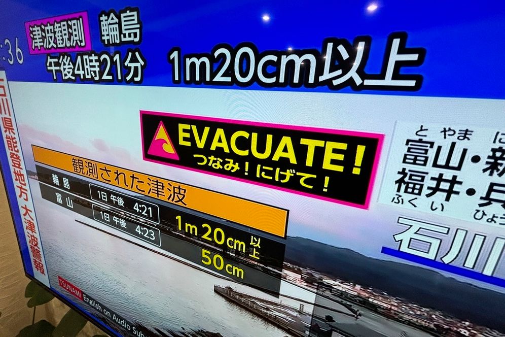 Une alerte au tsunami diffusée à la télévision à Yokohama, près de Tokyo, le lundi 1er janvier 2024