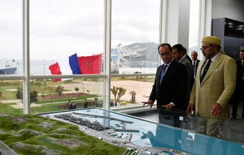 الملك المغربي محمد السادس والرئيس الفرنسي فرانسوا هولاند  ينظران إلى نموذج لميناء طنجة المتوسط في 20 سبتمبر 2015 ،