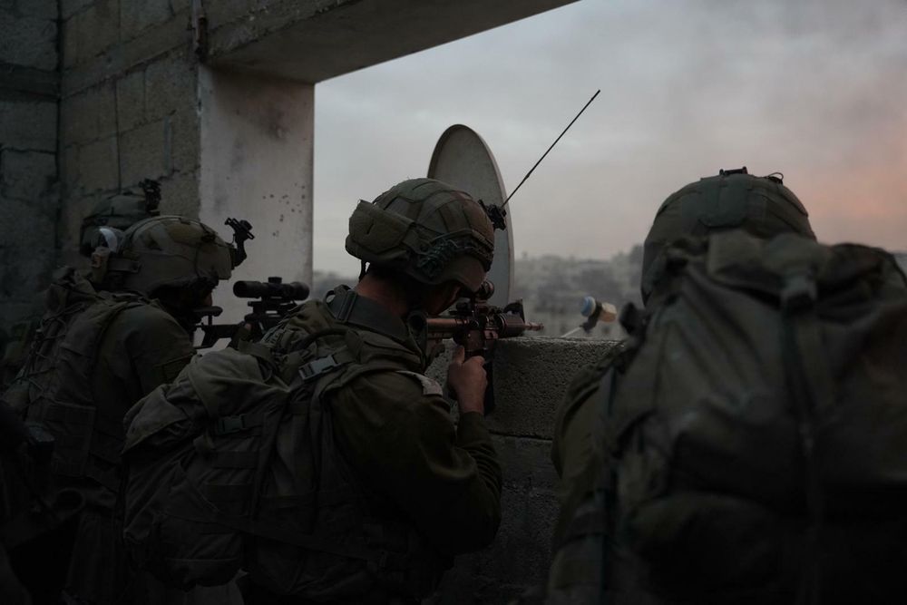 5 membros da unidade especial do Hamas rendem-se às FDI em Khan Yunis Tropas das FDI em Khan Yunis, imagens divulgadas em 29 de dezembro.