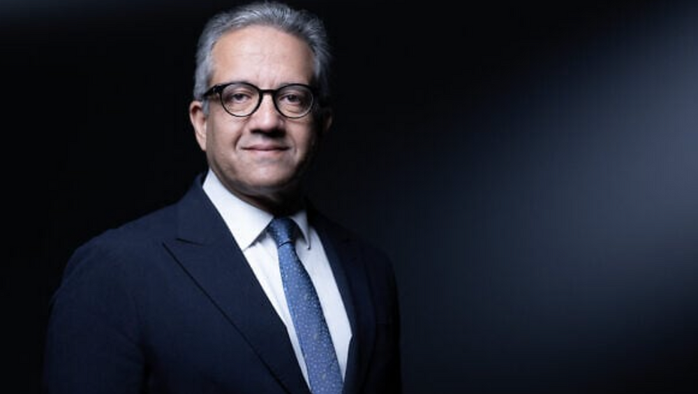 Khaled El-Enany, ancien ministre du Tourisme et des Antiquités d'Égypte et candidat à la tête de l'UNESCO, pose lors d'une séance photo à Paris le 1er octobre 2025. 
