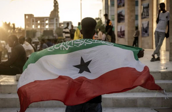 Un homme tenant dans son dos un drapeau du Somaliland, à Hargeisa, le 7 novembre 2025. 

