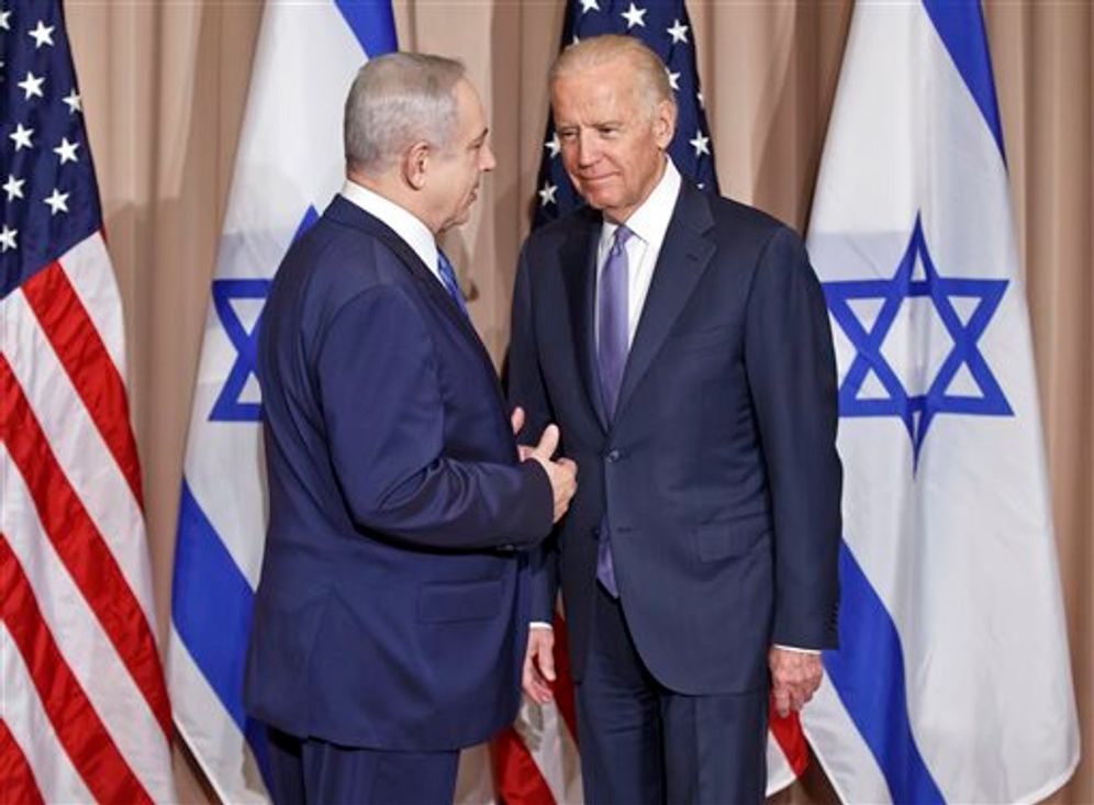 نائب الرئيس الأمريكي السابق جو بايدن (يمين)، ورئيس الوزراء الإسرائيلي بنيامين نتنياهو (يسار).