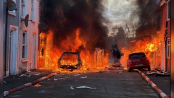 Des maisons ont été incendiées et des voitures ont été brûlées à Belfast suite à des émeutes ethniques 