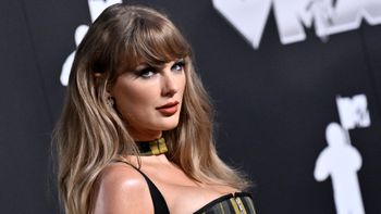 المغنية تايلور سويفت بعد فوزها بالجائزة الرائدة في حفل توزيع جوائز VMA