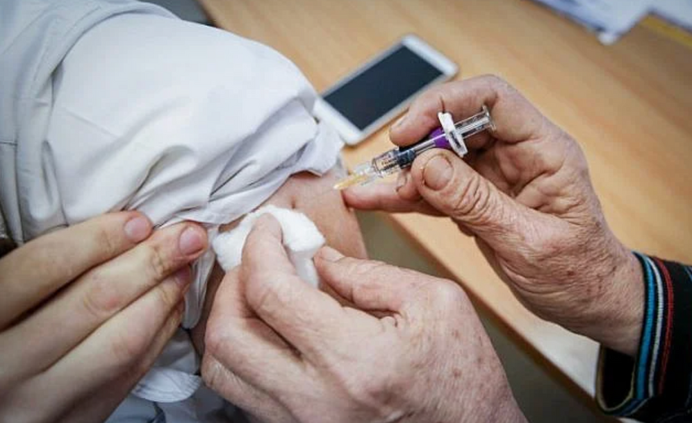 Photo illustrative d'un homme recevant un vaccin à Safed, dans le nord d'Israël, le 6 novembre 2018
