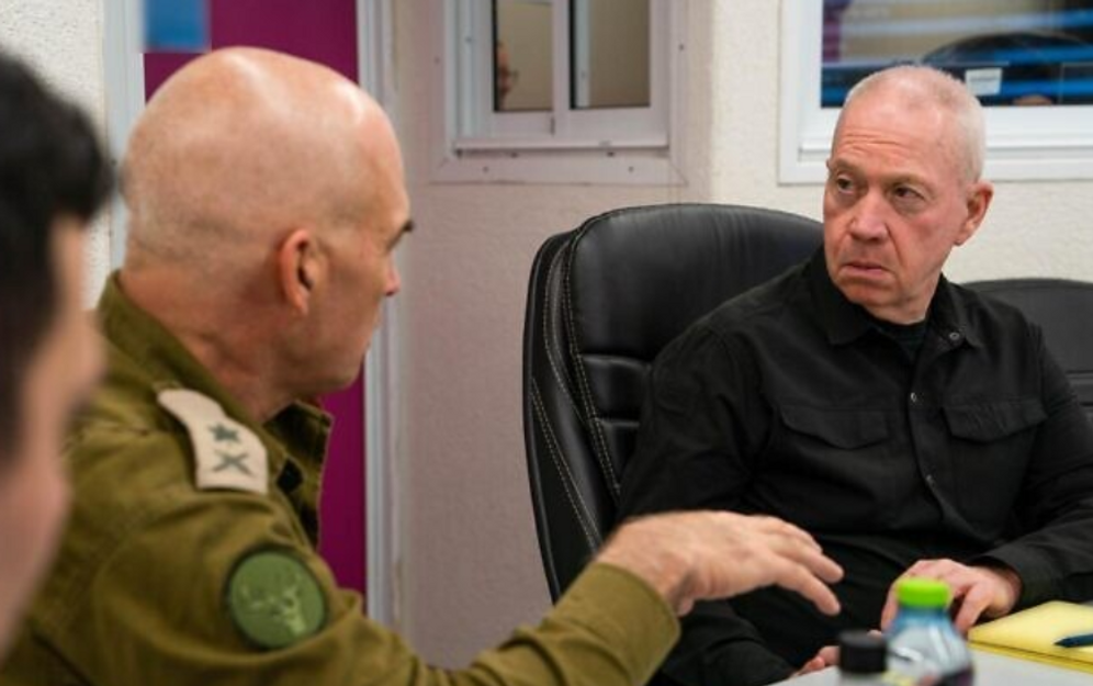 Le ministre de la Défense Yoav Gallant (à droite) s'entretient avec le chef du commandement nord de l'armée israélienne, le général Ori Gordin, au QG du commandement à Safed, le 8 octobre 2024. 