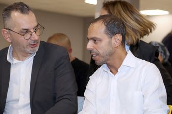 Le président et fondateur de l'Union démocratique des Musulmans français (UDMF), Nagib Azergui (D), s'entretient avec le président Eric Berlinger lors de la première réunion de campagne pour les élections municipales de 2020 à Clichy, le 1er décembre 2019