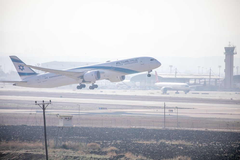 טיסת אל על ממריאה מנמל התעופה בן גוריון, תל אביב, ארכיון